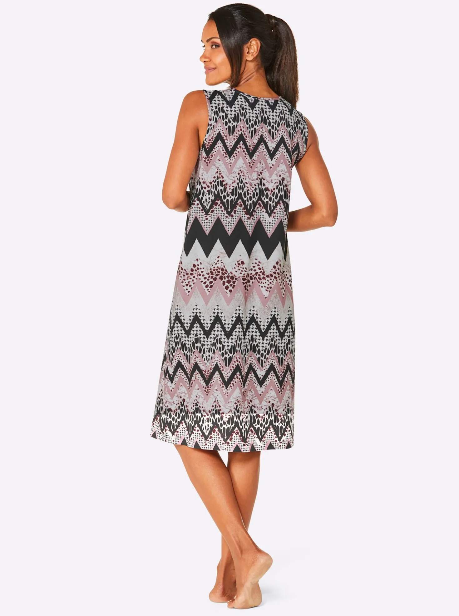 Sommerkleid im Zick-Zack-Dessin