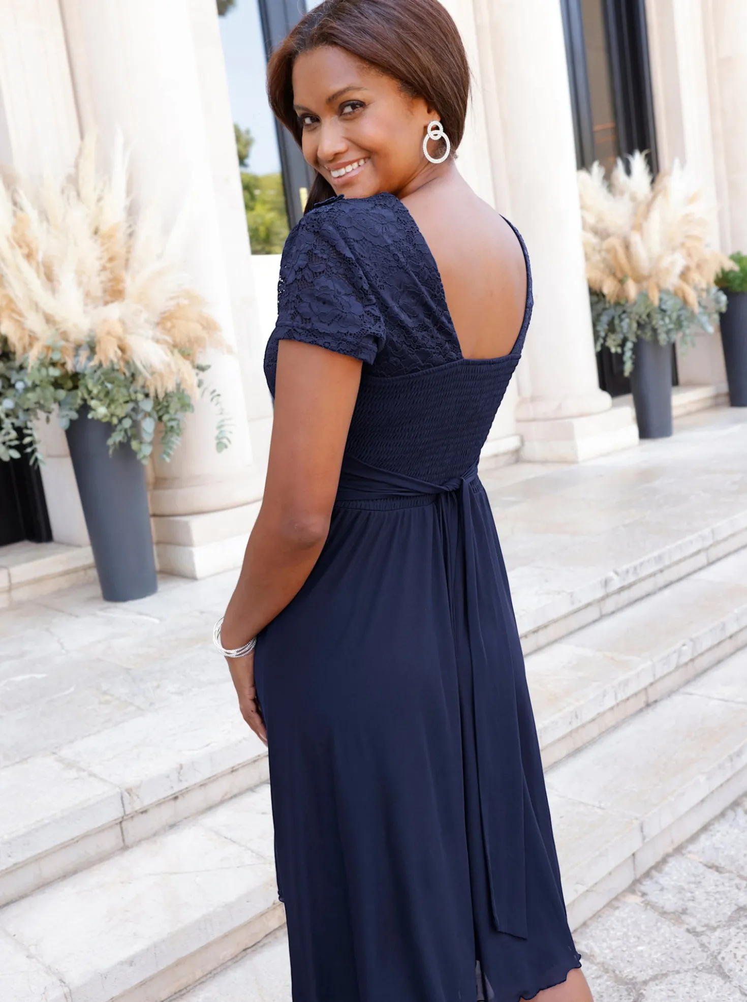 Spitzenkleid mit Mesh-Partien