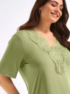 Spitzenshirt mit beidseitigem, tiefem V