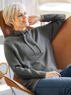 Stehkragenpullover mit Zierbändern