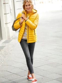Steppjacke mit kontrastfarbenen Akzenten