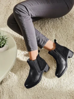 Stiefelette mit Nieten-Verzierung