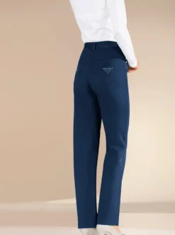 Stretch-Jeans mit Glitzersteinchen hinten
