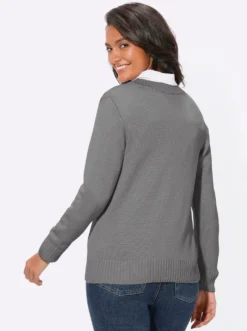 Strickjacke mit farblich abgestimmten Knöpfen