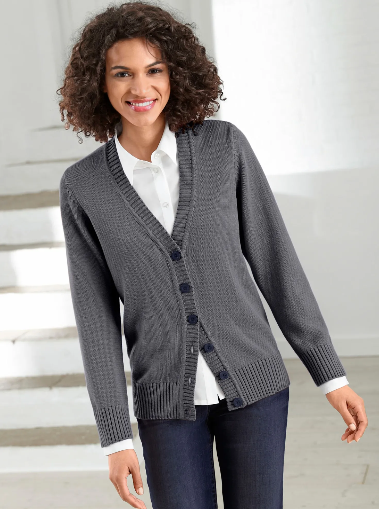 Strickjacke mit farblich abgestimmten Knöpfen