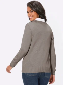 Strickjacke mit farblich abgestimmten Knöpfen