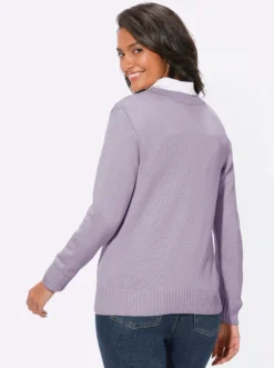 Strickjacke mit farblich abgestimmten Knöpfen