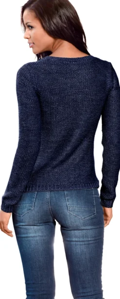 Strickpullover in asymmetrischer Form