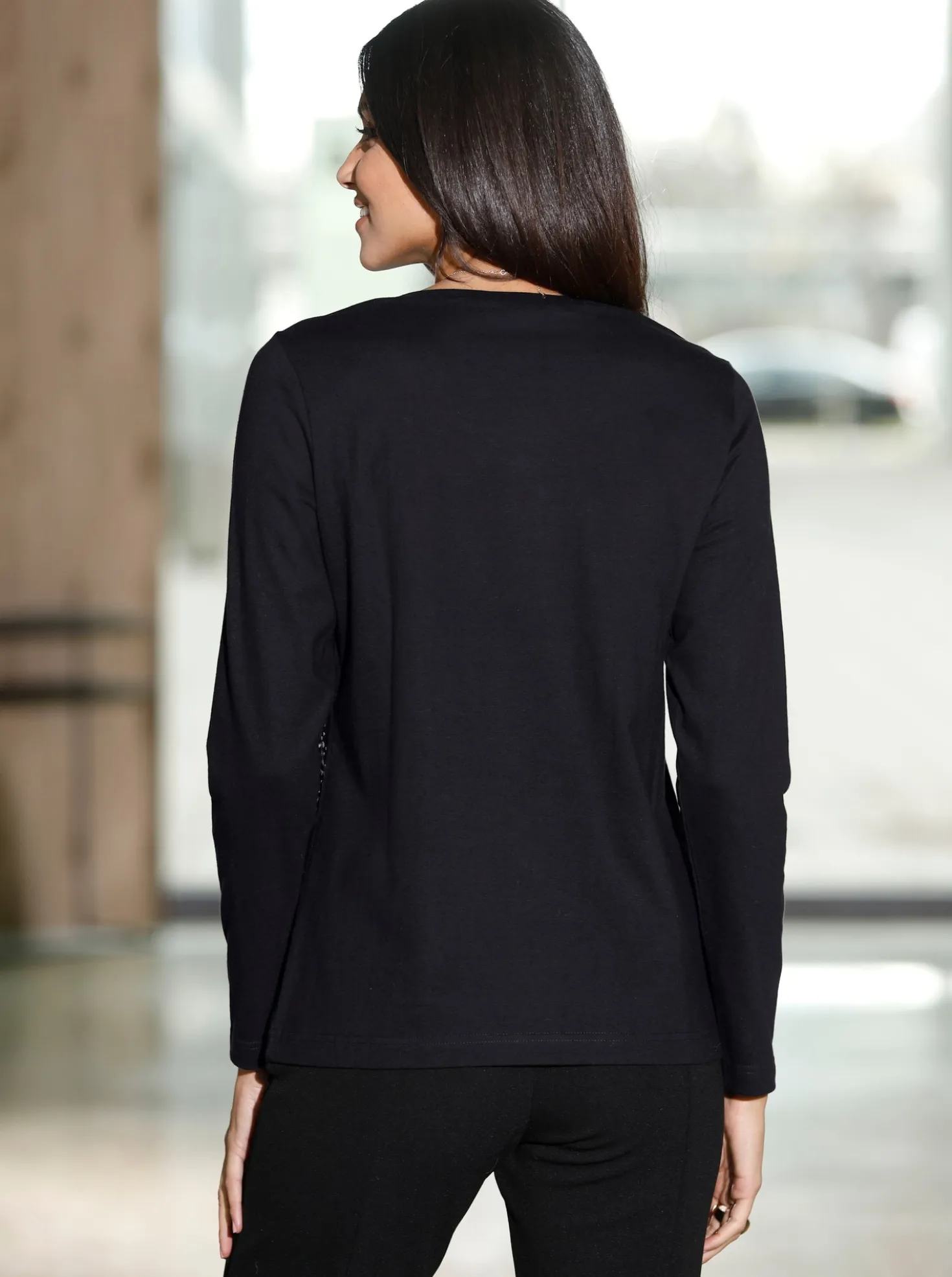 Sweatshirt mit Ösen- und Nietenverzierung