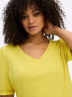 V-Shirt in leicht taillierter Form