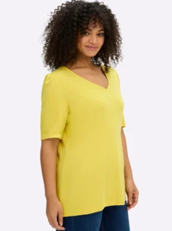 V-Shirt in leicht taillierter Form