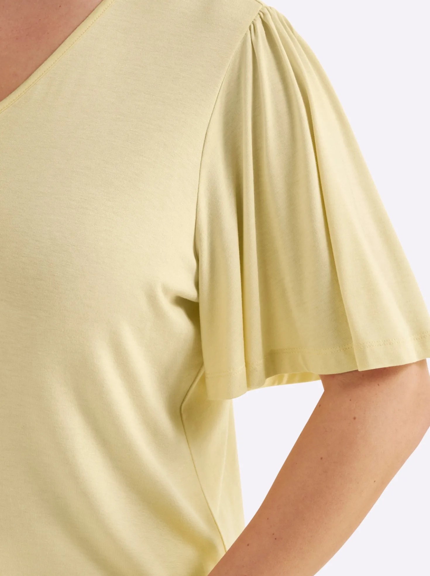 V-Shirt mit Flügelärmeln und Bindeband im Nacken
