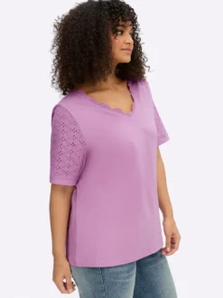 V-Shirt mit Lochstickereien und Muschelsaumkante
