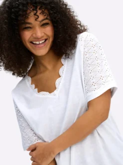 V-Shirt mit Lochstickereien und Muschelsaumkante