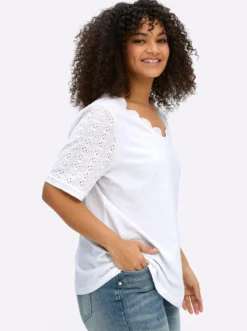 V-Shirt mit Lochstickereien und Muschelsaumkante