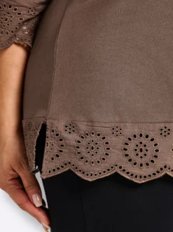 V-Shirt mit Lochstickerei-Volants