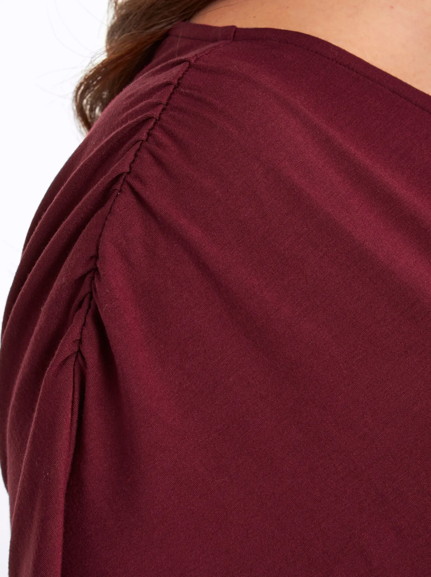 V-Shirt mit Raffungen an der Schulternaht