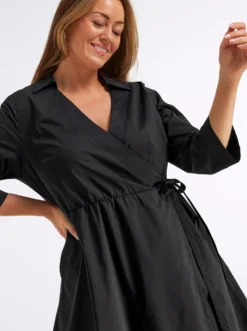 Wickelkleid mit asymmetrischem Saum