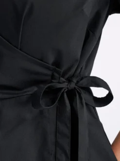 Wickelkleid mit asymmetrischem Saum