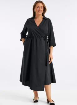 Wickelkleid mit asymmetrischem Saum