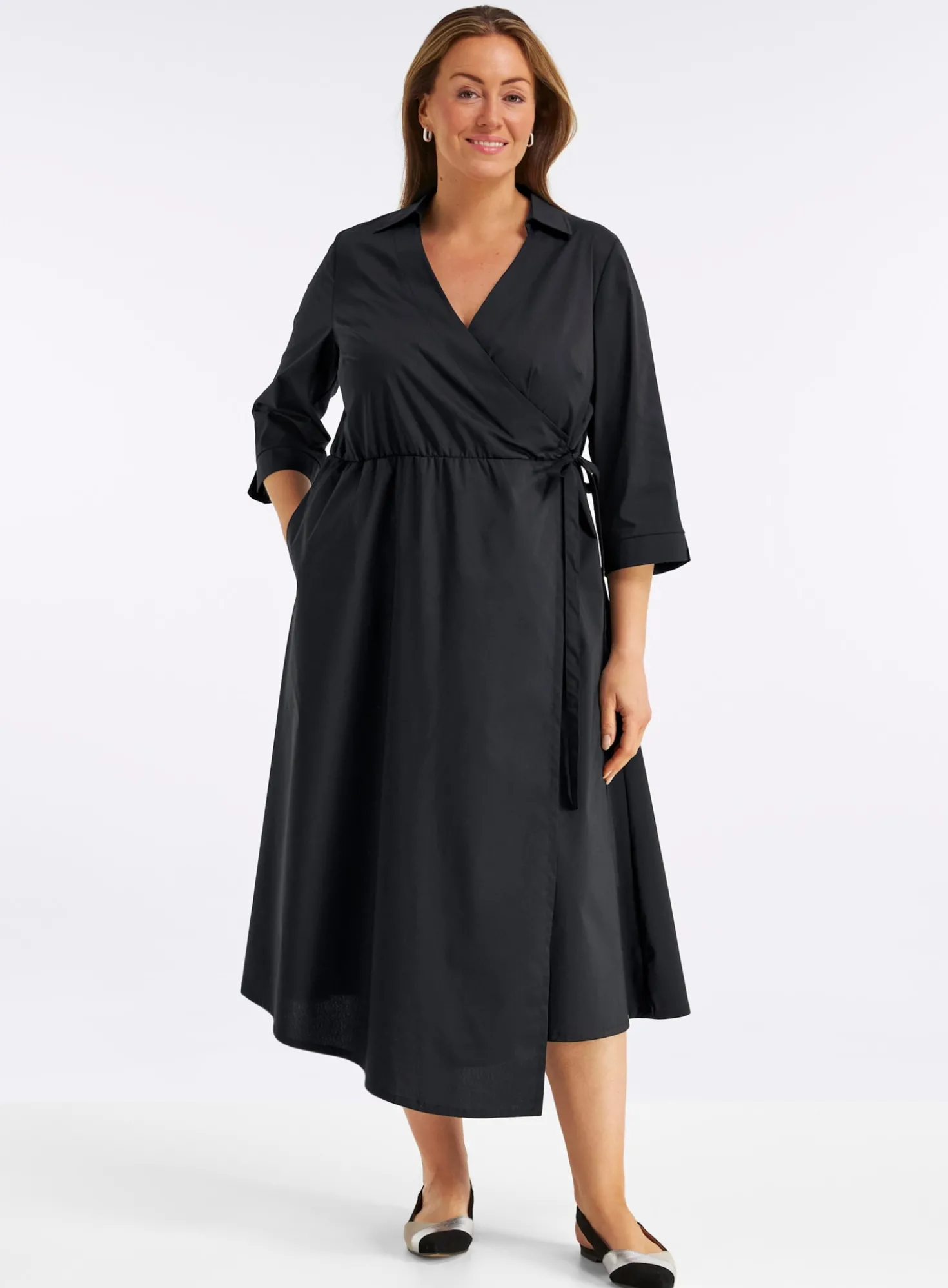 Wickelkleid mit asymmetrischem Saum